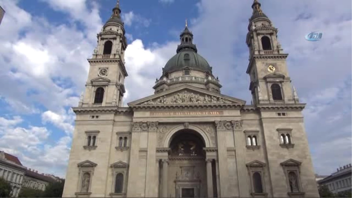 Macaristan\'da, Aziz İstvan Katedrali Meydanı\'nda Yüzlerce Tabak Aşure Dağıtıldı