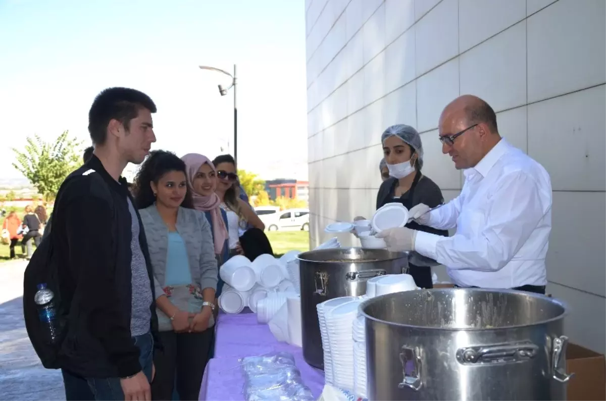 Makü Öğrencilere Aşure İkram Edildi