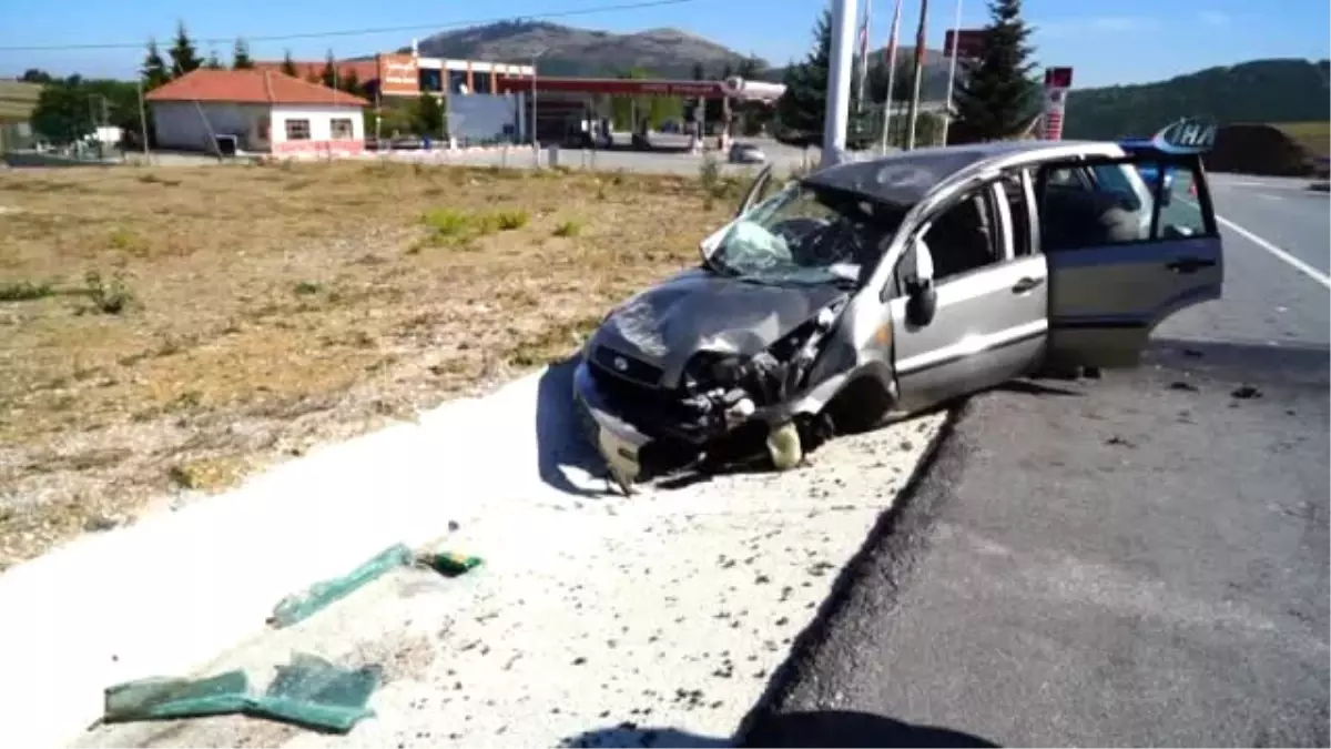 Otomobiliyle Refüjdeki Levhaya Çarpan Polis Memuru Yaralandı