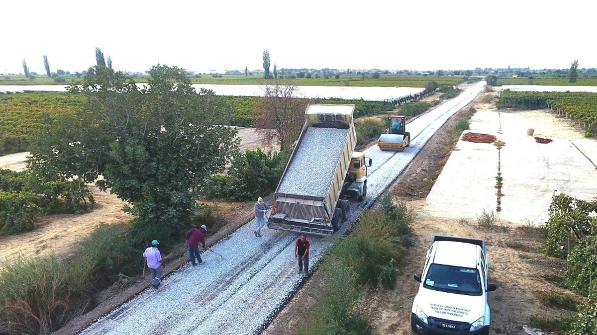 Sarıgöl\'de Çiftçilerin Yollarına Asfalt Atılıyor