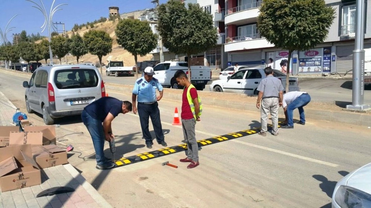 Şırnak Belediyesi, Ana Caddelere Kasis ve Işıklı Uyarı Levhaları Taktı