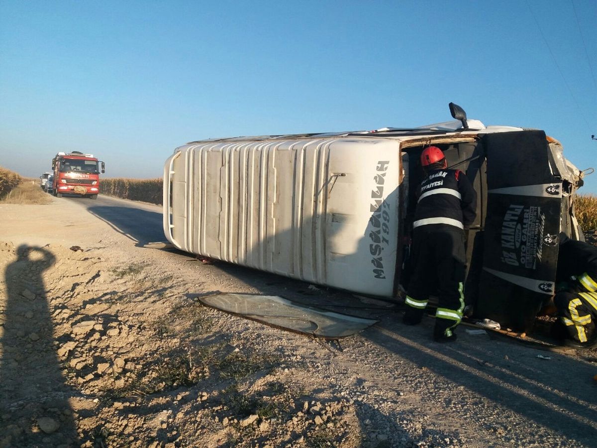 Tarım İşçilerini Taşıyan Minibüs Devrildi: 14 Yaralı