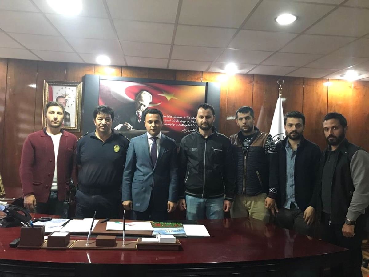 Uzan\'dan, Polislere Cumhuriyet Altını