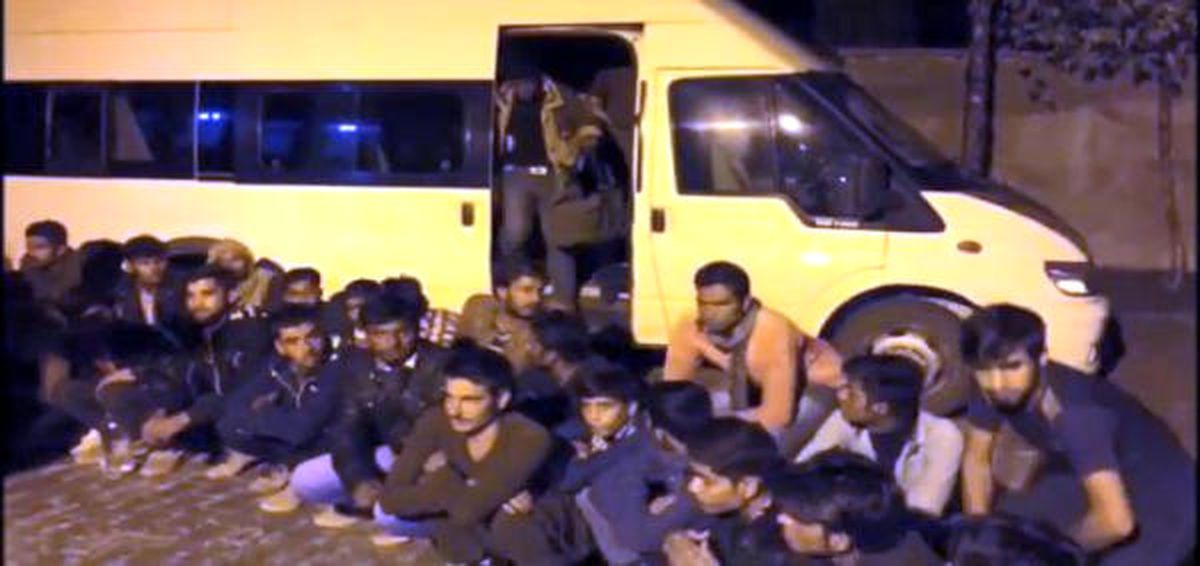 Van\'da 14 Kişilik Minibüsten 54 Kaçak Çıktı