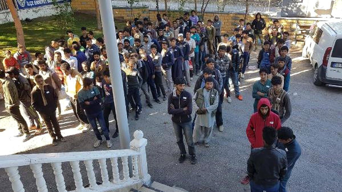 Yolcu Otobüsünde 139 Kaçak Mülteci Yakalandı