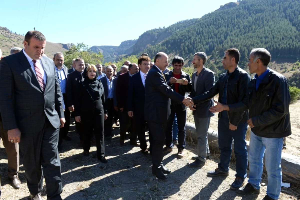 27 Yıl Önce Şehit Düşen Köy Muhtarı ve Eşi, Mezarı Başında Anıldı