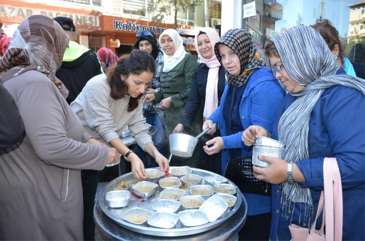 AK Parti Soma Kadın Kollarından Aşure Hayrı