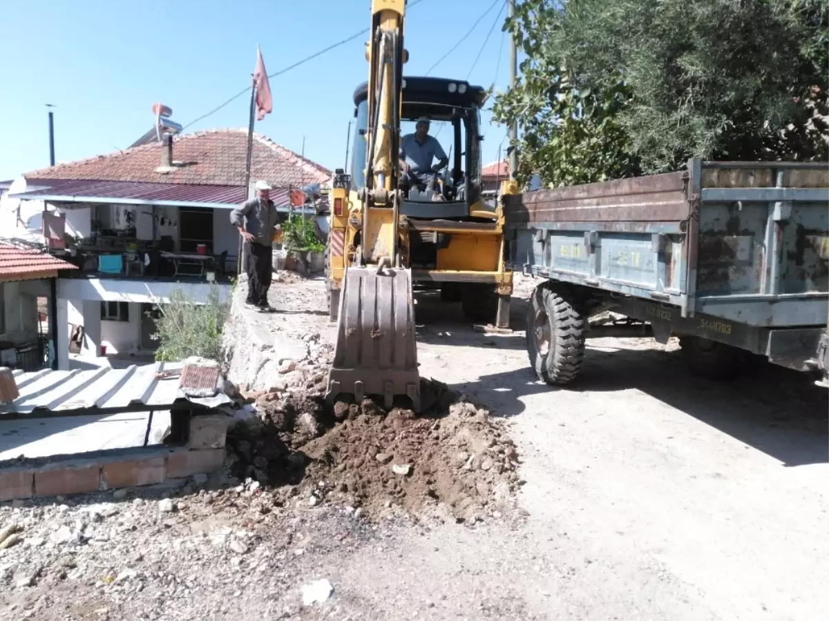 Alaşehir Belediyesi\'nden Kırsal Mahallelerde Asfalt Çalışması