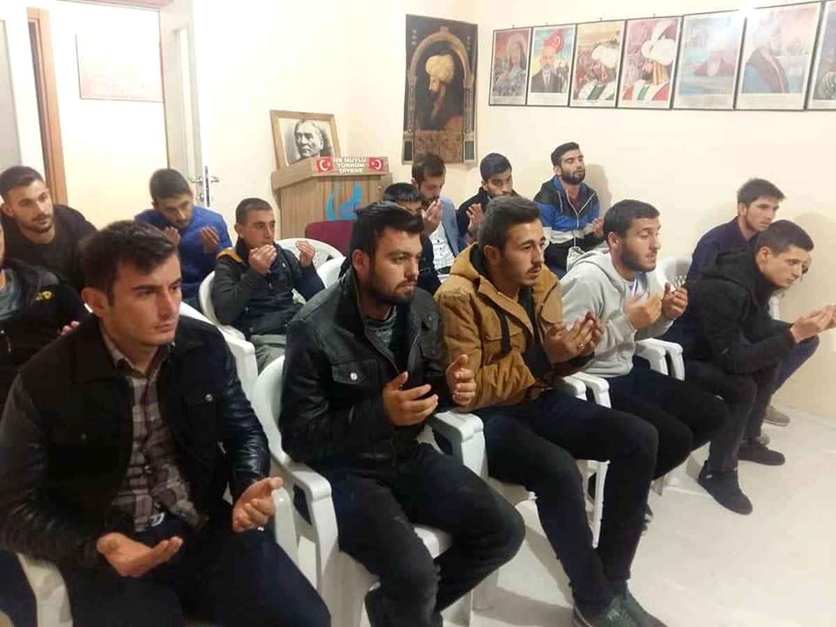Ardahanlı Ülkücüler Şehitler İçin Kuran Okuyarak Dua Etti