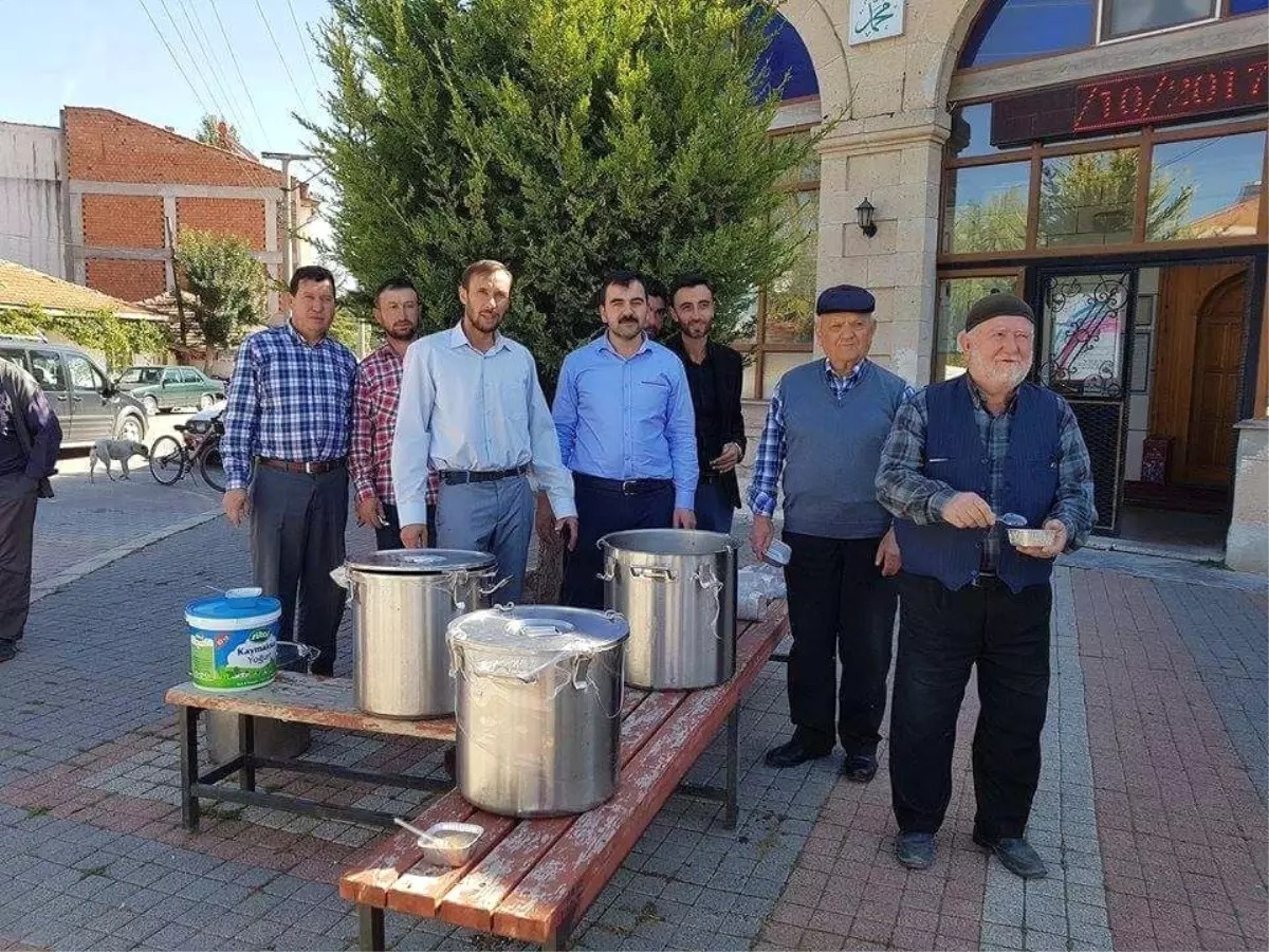 Aslanapa\'da Esnaf ve Camii Cemaatinden Aşure İkramı