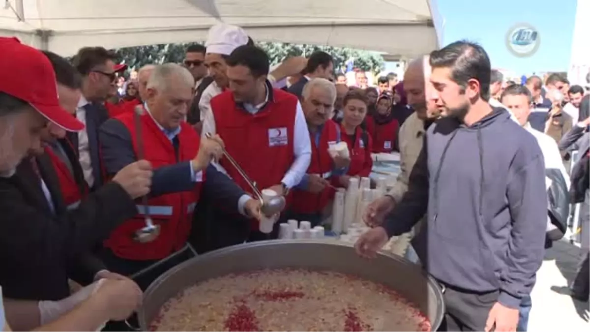 Başbakan Yıldırım, Cuma Namazı Sonrası Aşure Dağıttı