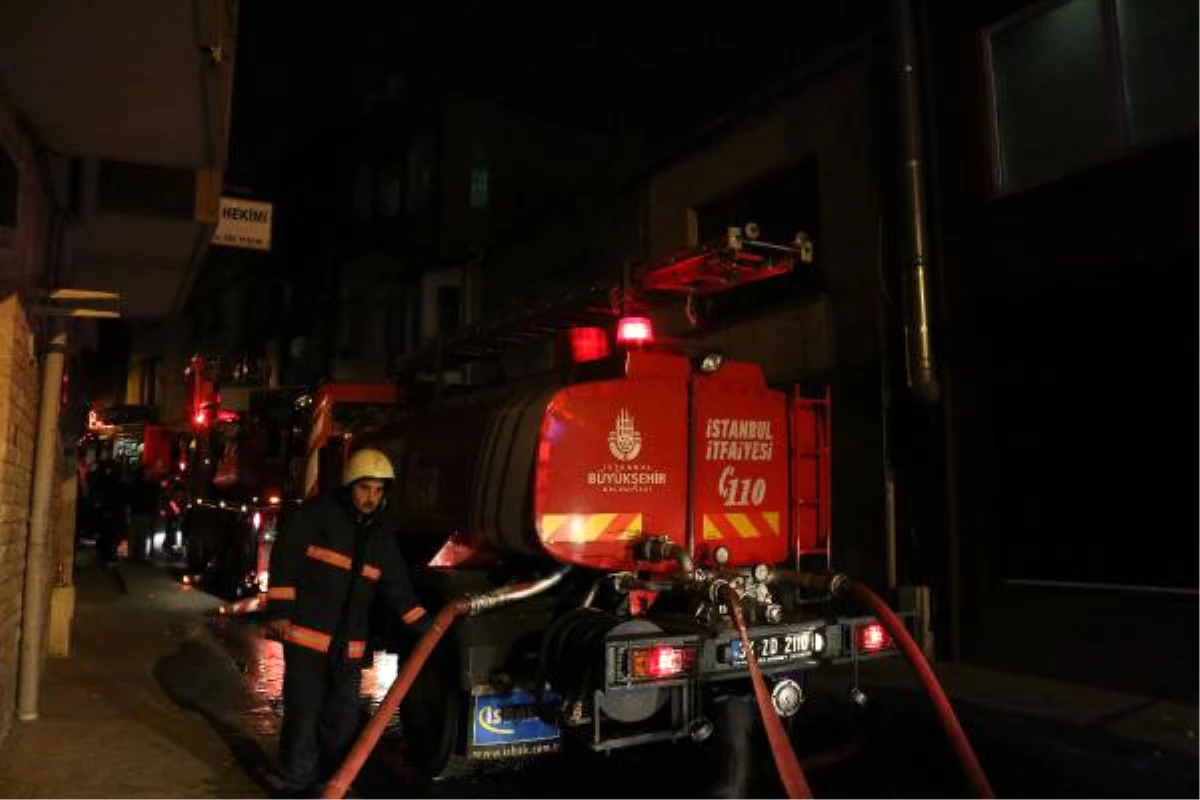 Beyoğlu\'nda Yangında Aynı Aileden 3 Kişi Yaralandı