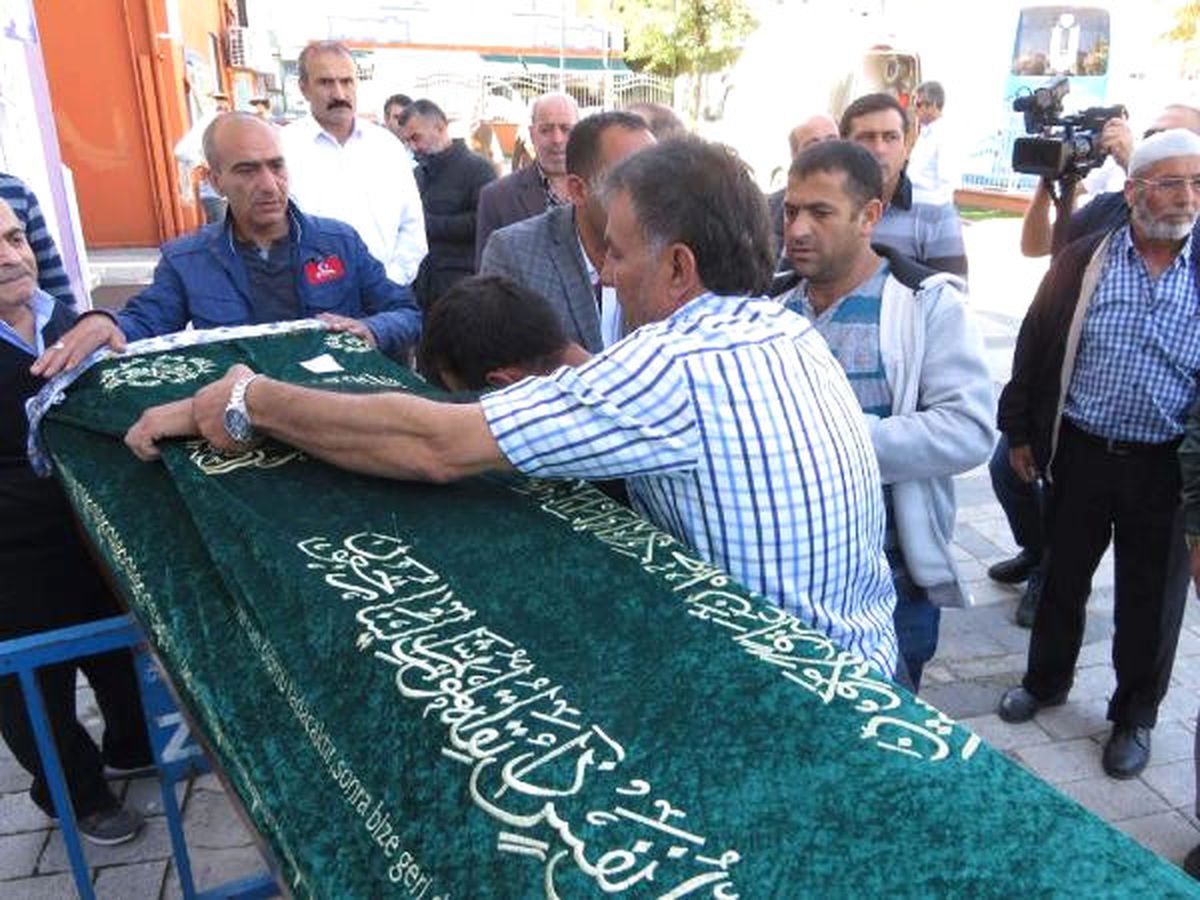 Fransa\'da Yangında Ölen 9 Yaşındaki Senem,istanbul\'da Toprağa Verildi
