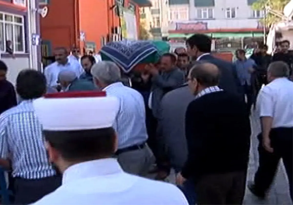 Fransa\'da Yangında Ölen Türk Kızı Son Yolculuğuna Uğurlandı
