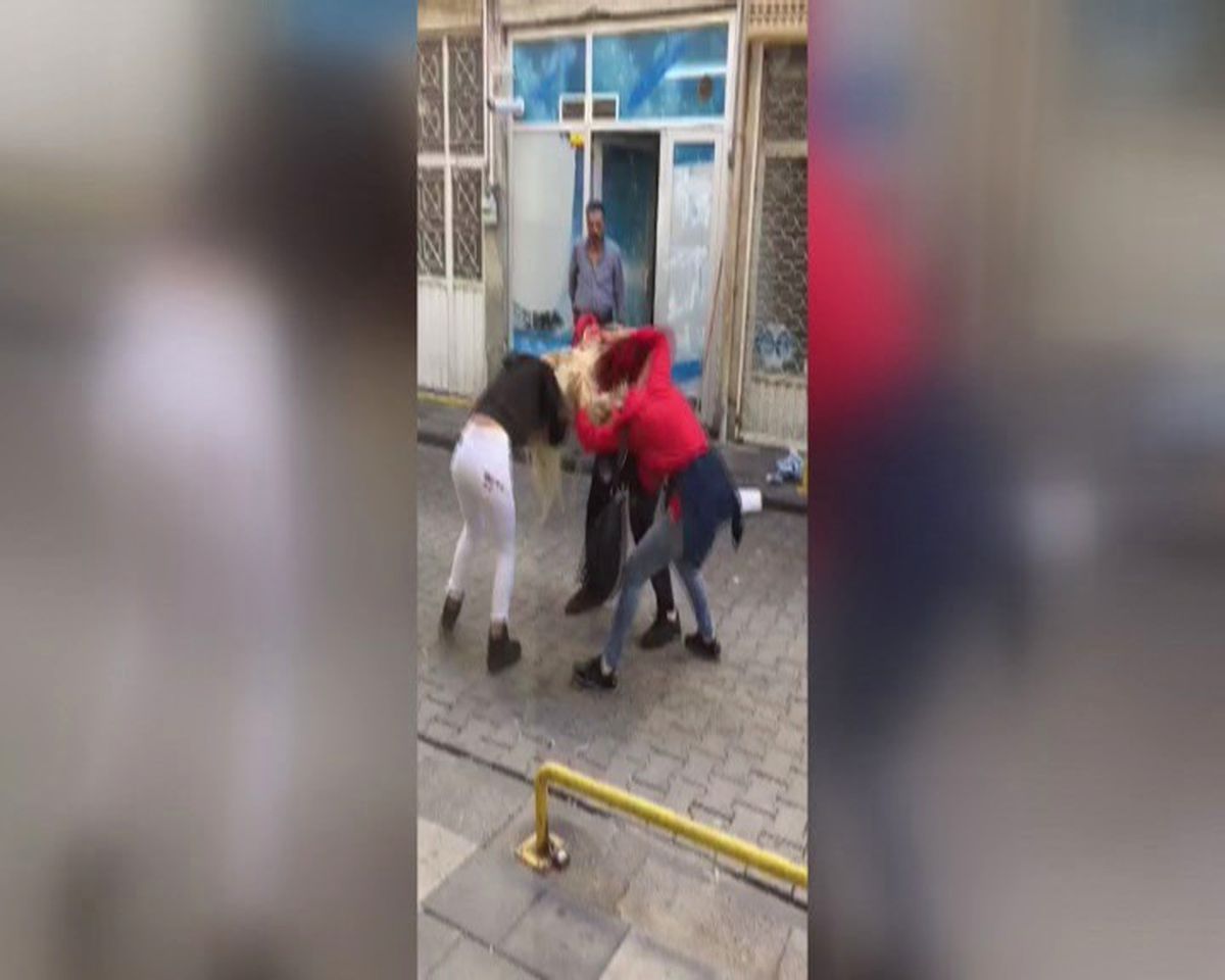 Genç Kızlar Saç Saça Baş Başa Kavga Etti