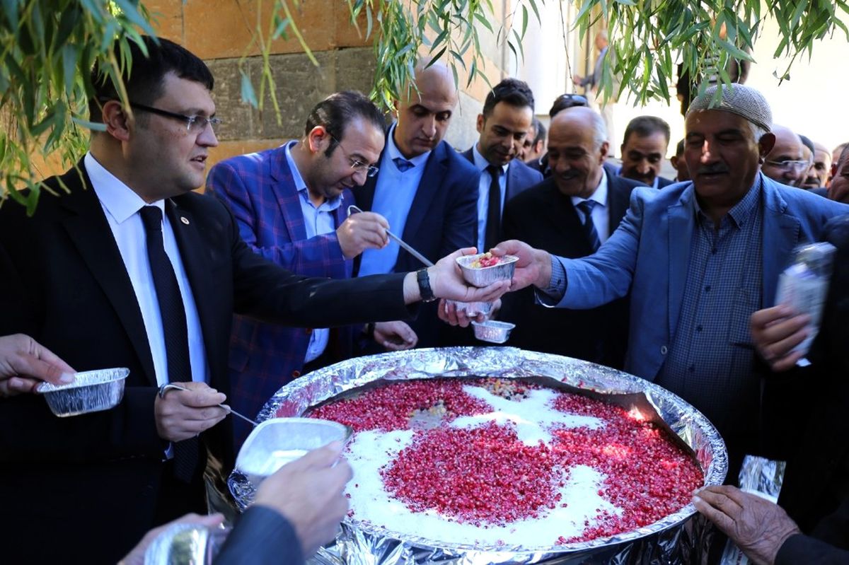 Gürpınar\'da Vatandaşlara Aşure Dağıtıldı