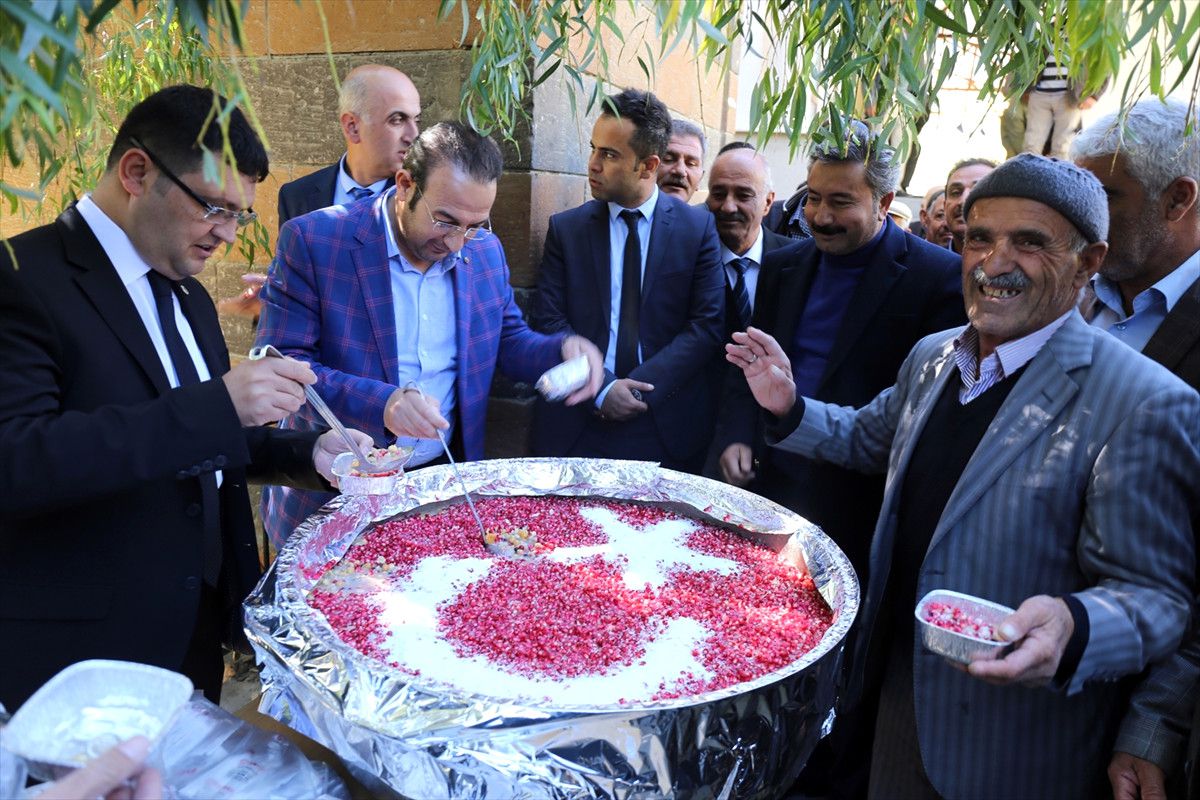 Gürpınar\'da Vatandaşlara Aşure Dağıtıldı