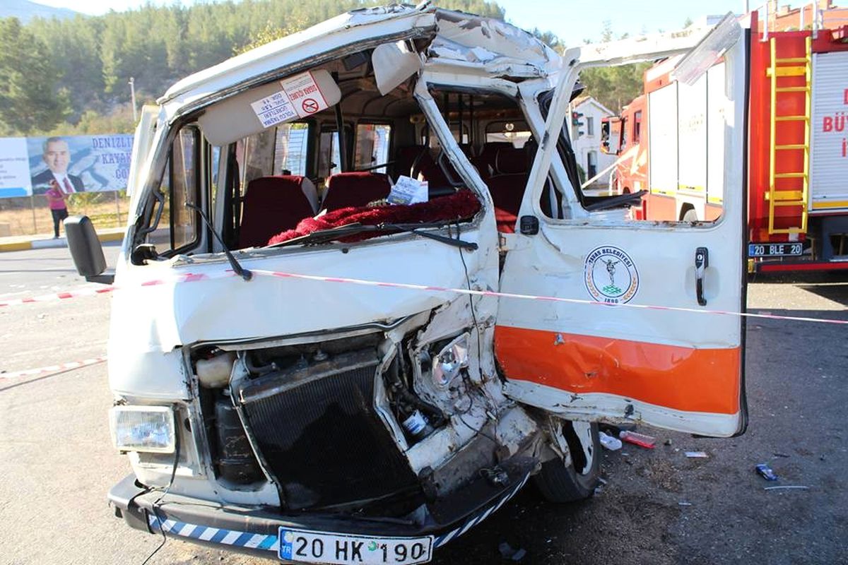 Hafriyat Kamyonu ile Minibüs Çarpıştı: 1 Ölü, 1 Yaralı