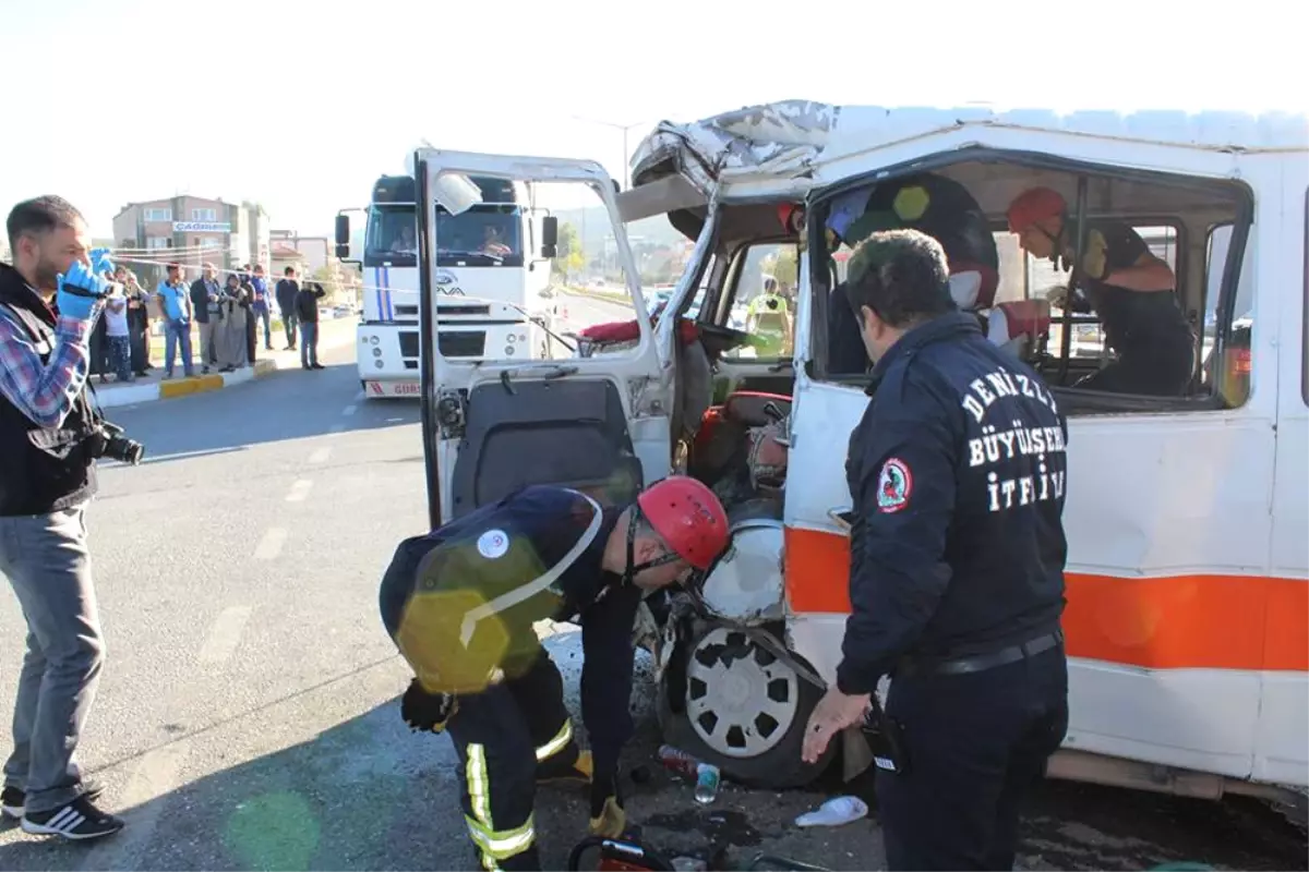 Hafriyat Kamyonu ile Minibüs Çarpıştı: 1 Ölü, 1 Yaralı