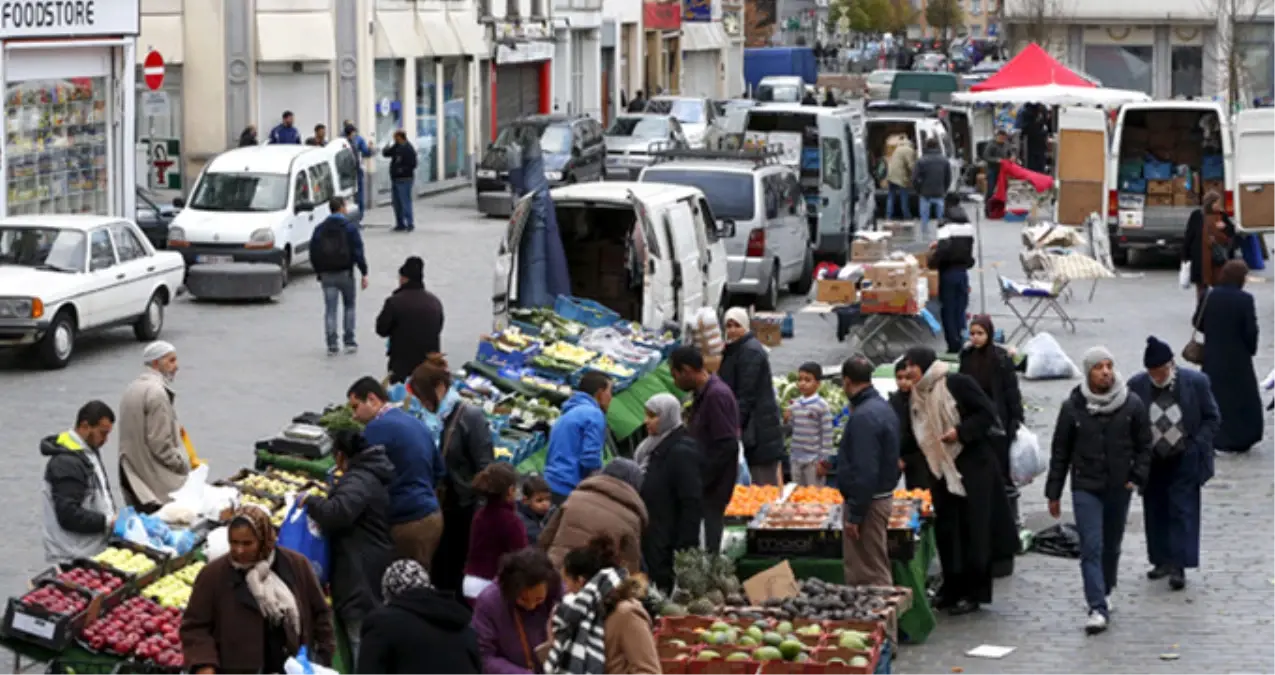 Hollanda\'da Provokatif Geziye Yasak: Müslüman Mahallesinde İslam\'a Hakaret Edeceklerdi