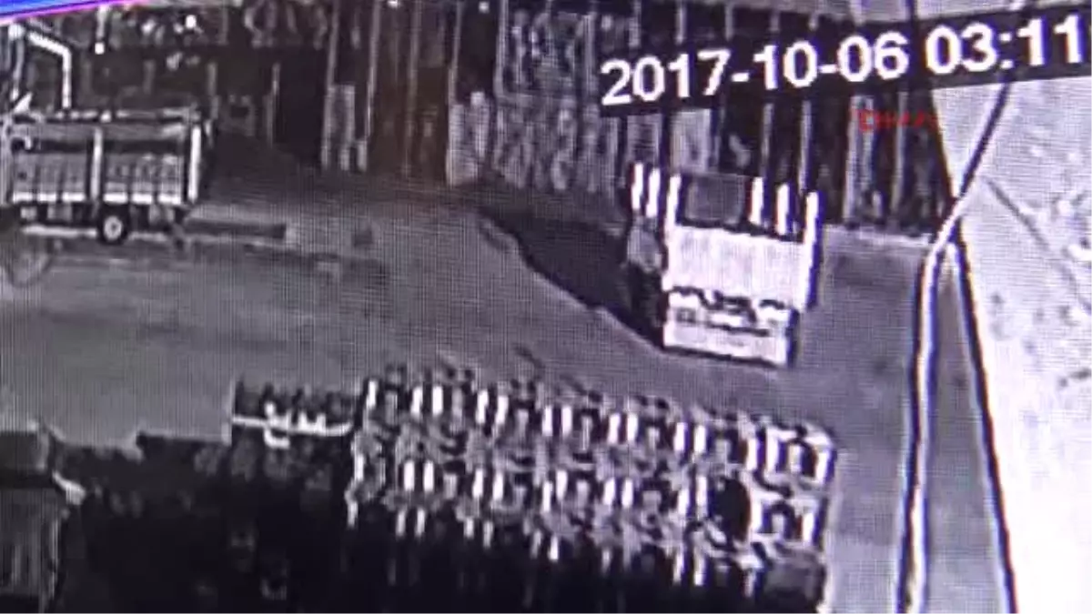 Mersin Tarsus Sebze Hali\'nde Yangın; 18 Depo Kül Oldu - Ek