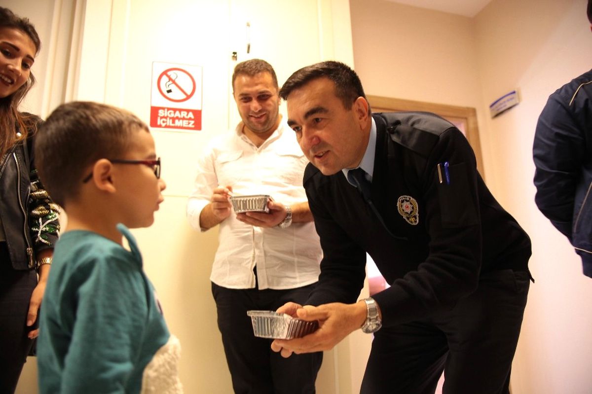 Minik Öğrenciler Polis Merkezinde Aşure Dağıttı
