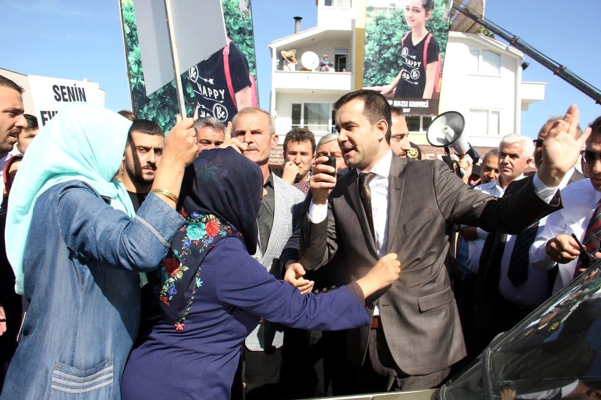 Minik Zeynep\'i Canından Eden Yolu Trafiğe Kapattılar
