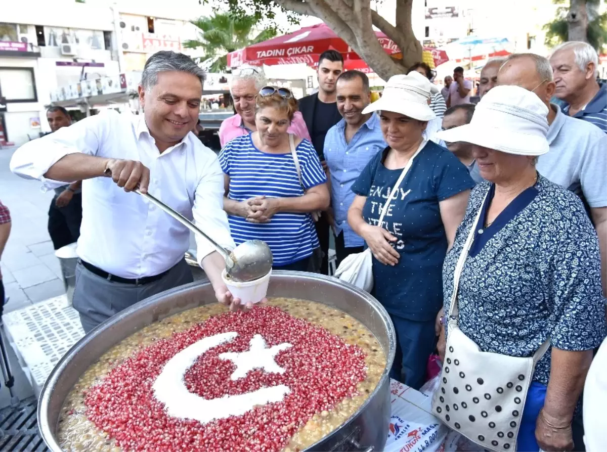 Muratpaşa Belediyesi Aşure Dağıttı