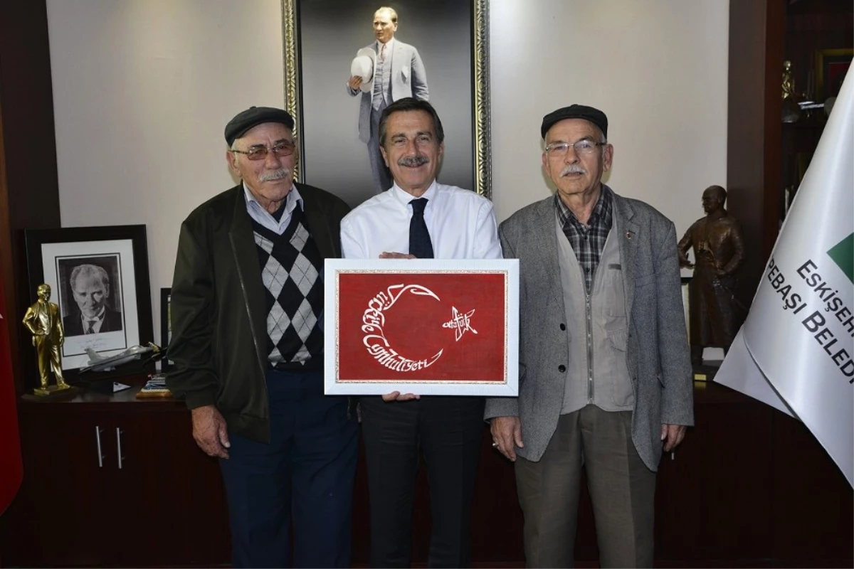 Oğlunun Özel Olarak Yaptığı El İşlemesi Türk Bayrağı\'nı Başkan Ataç\'a Hediye Etti
