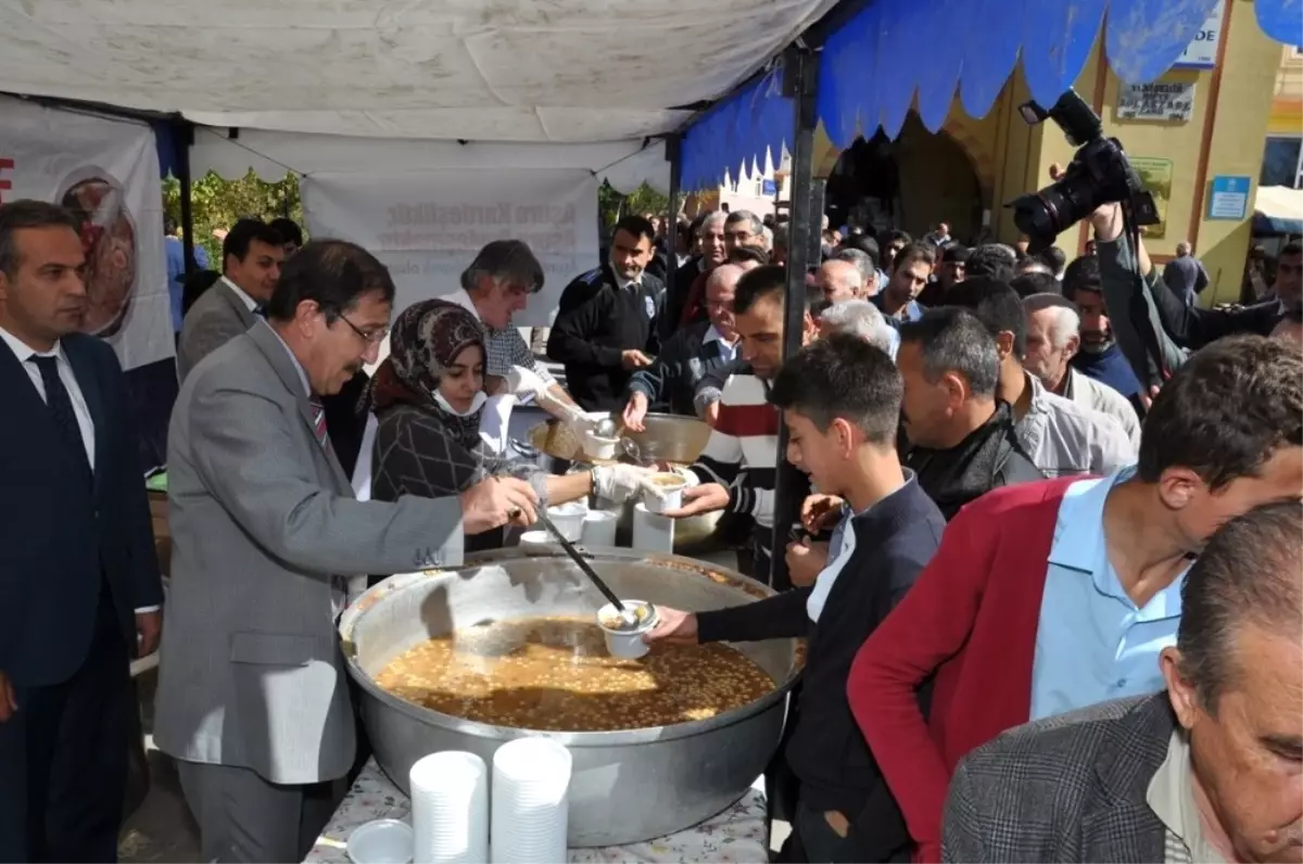 Palandöken Belediyesi, Vatandaşlara Aşure Dağıttı