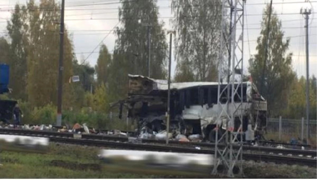 Rusya\'da Tren-otobüs Çarpışmasında En Az 19 Kişi Öldü (2)