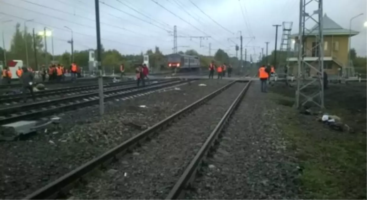 Rusya\'da Tren ve Otobüs Çarpıştı: 19 Ölü