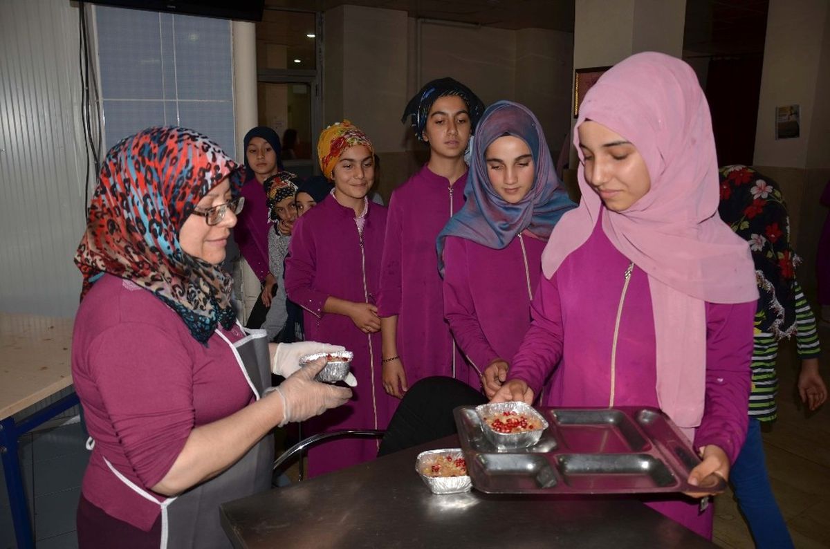 Said Nursi İmam Hatip Ortaokulu\'ndan Aşure Dağıtımı