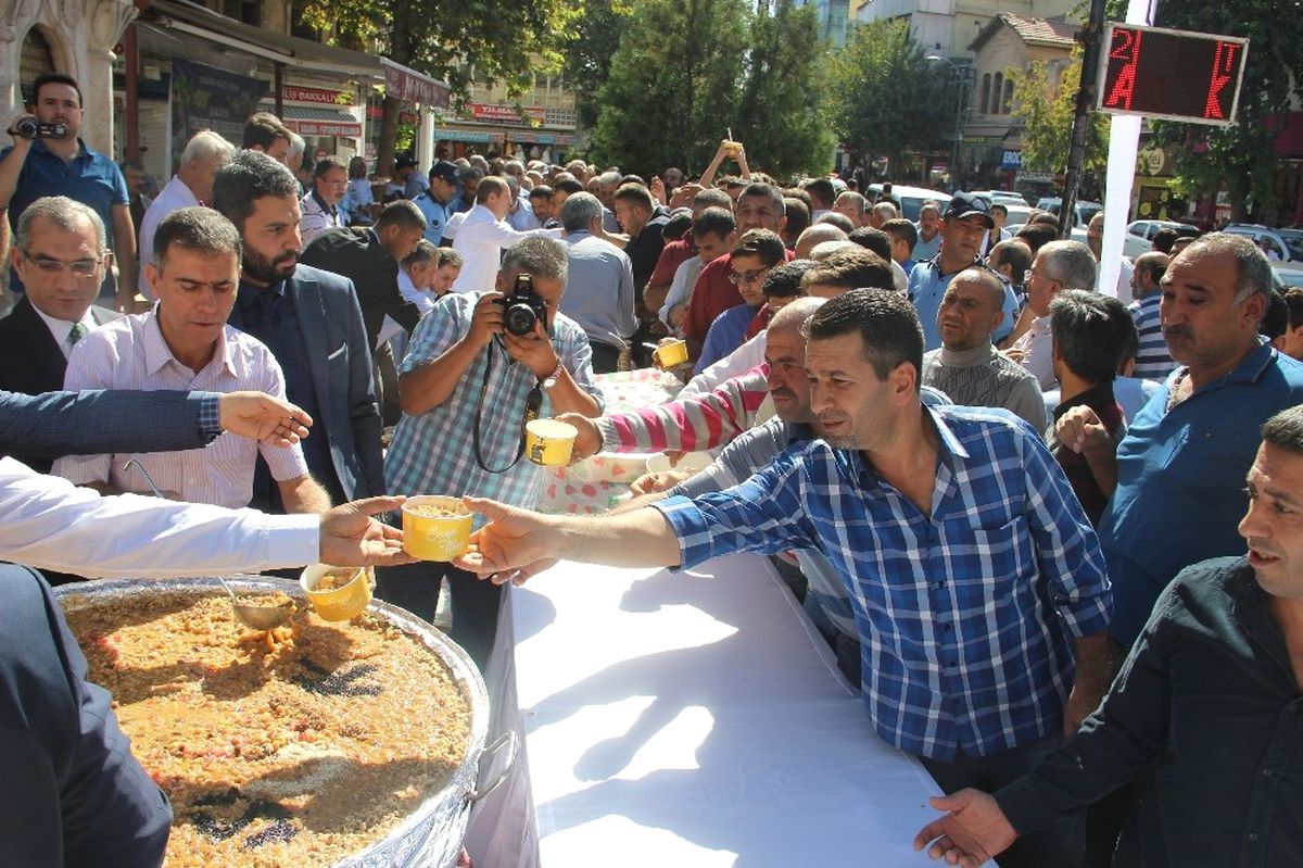Şanlıurfa\'da 5 Bin Kişiye Aşure İkramı