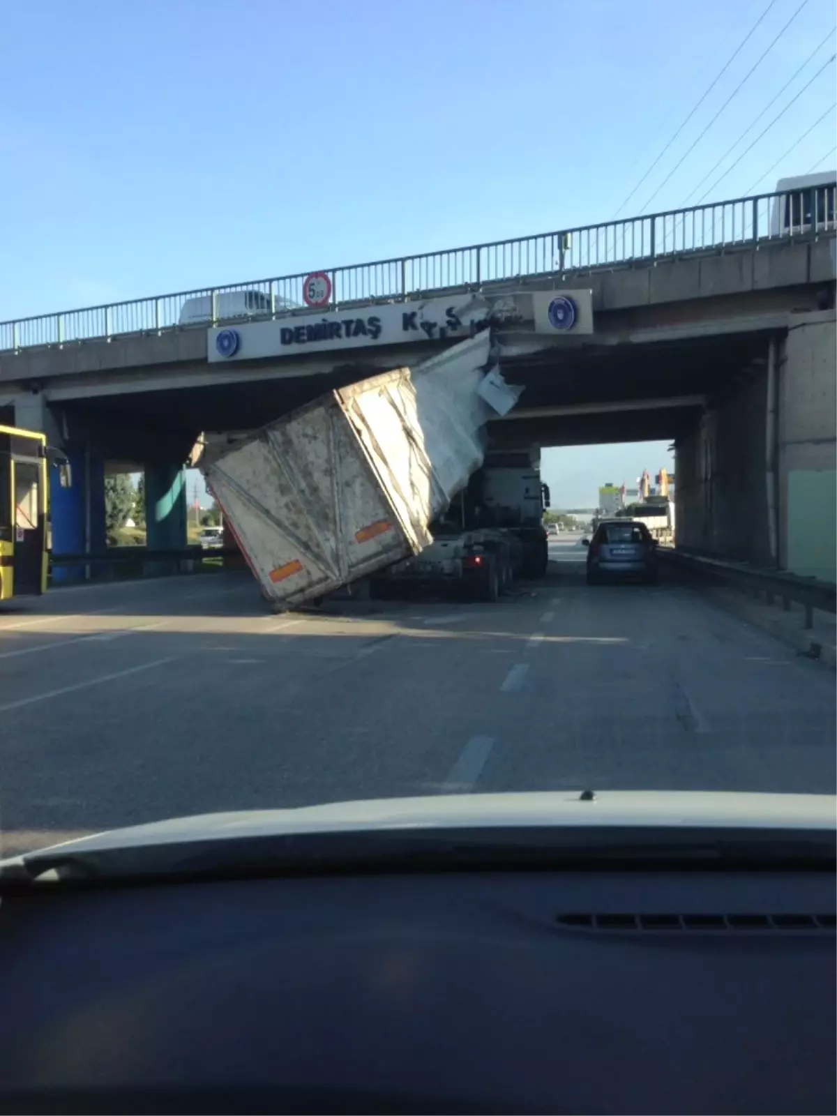 Seyir Halinde Damperi Açılan Kamyon Köprüye Çarptı