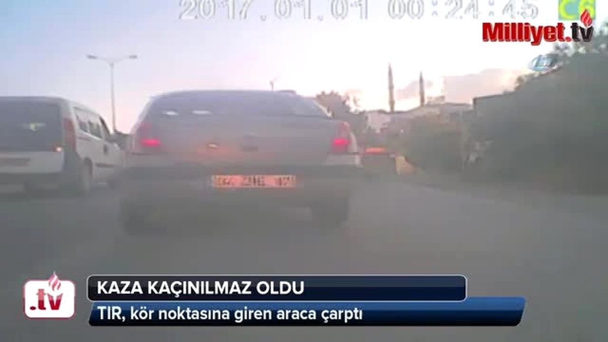 Tır, Kör Noktasına Giren Araca Böyle Çarptı