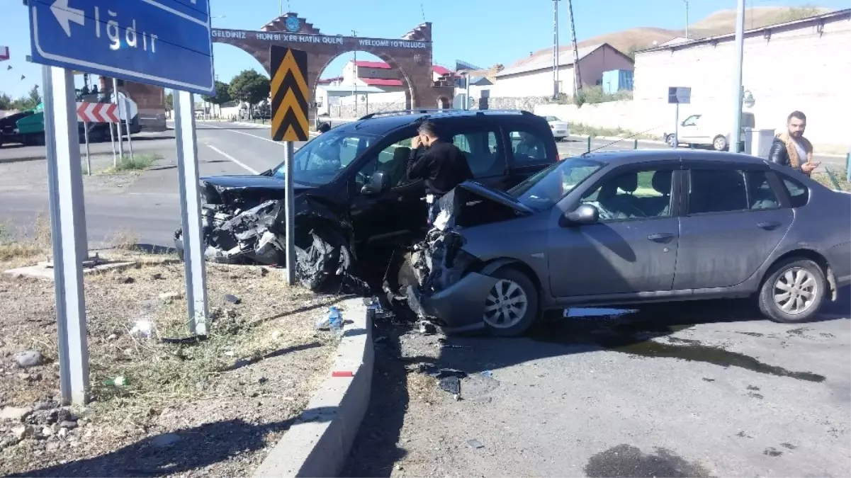 Tuzluca\'da Trafik Kazası: 2 Yaralı