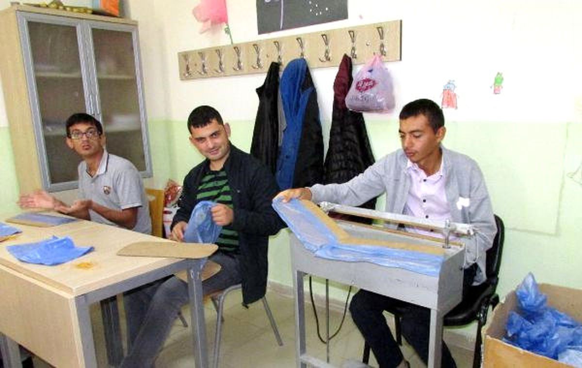 Zihinsel Engelli Öğrenciler Galoş Üretiyor