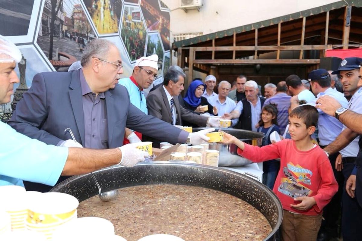 Adıyaman Belediyesi 2 Bin 500 Kişiye Aşure Dağıttı