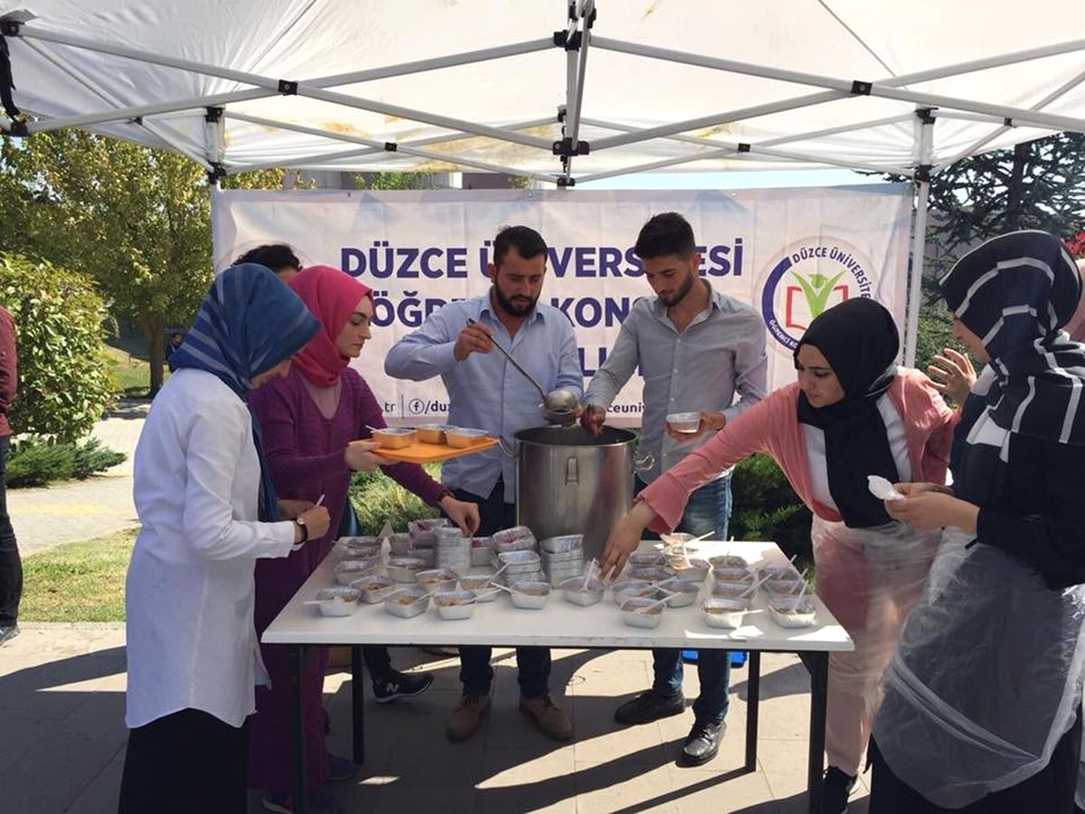 AK Parti Gençlik Kolları Üniversitede Aşure Dağıttı