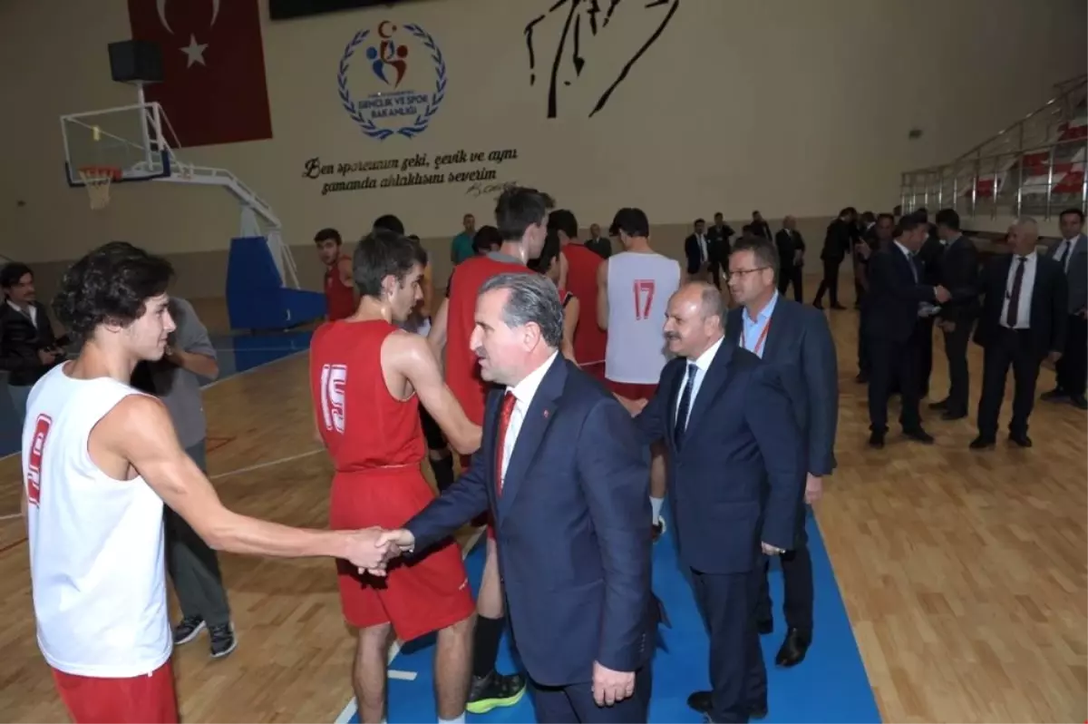 Bakan Bak, Eskişehir Basket Genç Takımı\'na Başarı Diledi