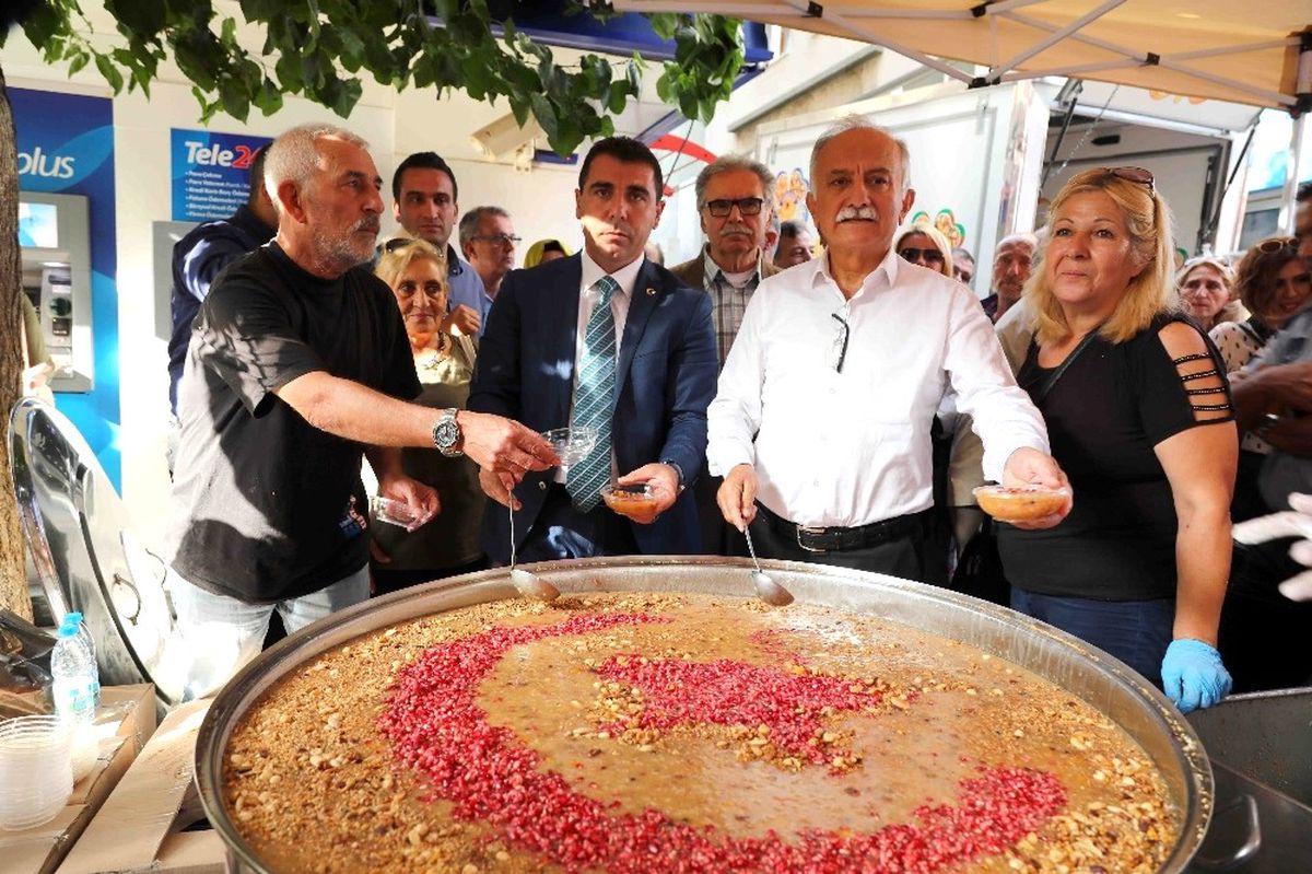 Bayraklı\'da 10 Bin Kişilik Aşure