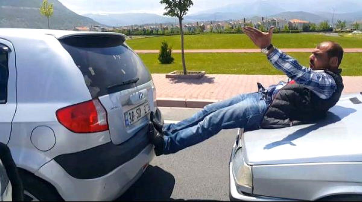 Çekme Halatı Yerine Bacaklarını Kullandı