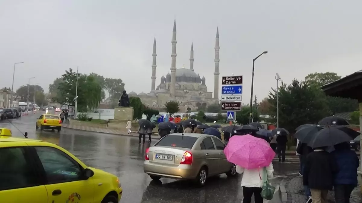 Edirne\'de Sağanak Yağış Etkili Oluyor