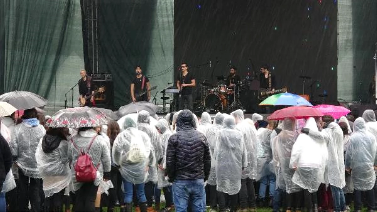 Edirne\'de Yağmur Altında Müzik Festivali