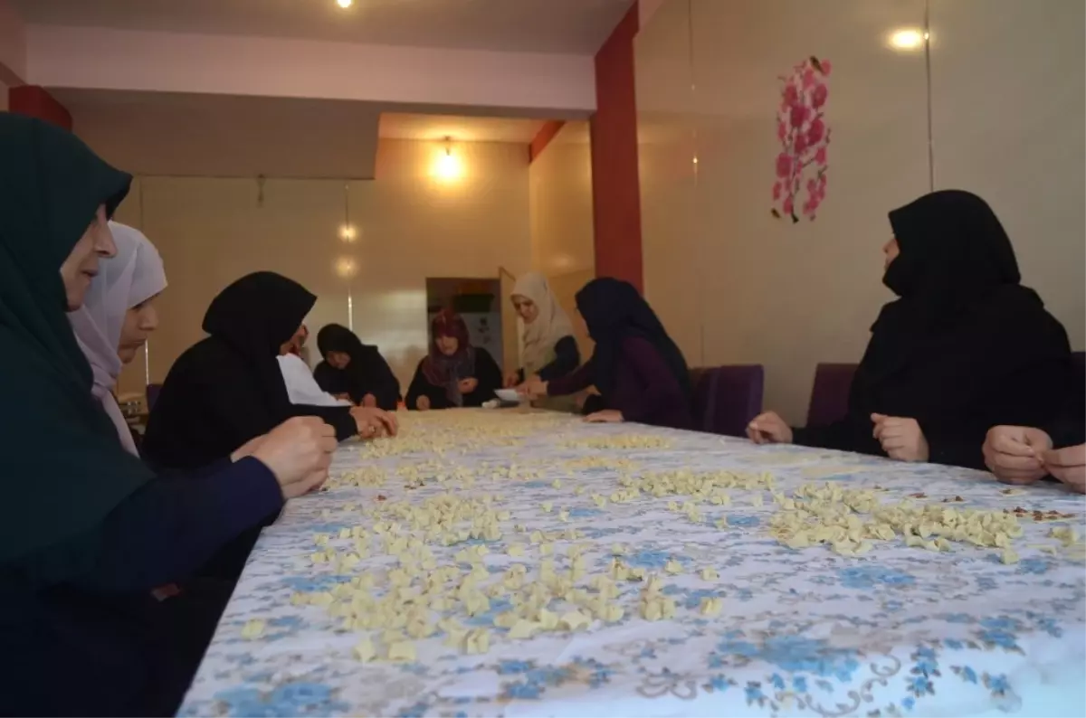 Ellerinin Hamuruyla İhtiyaç Sahibi Ailelere Destek Oluyorlar