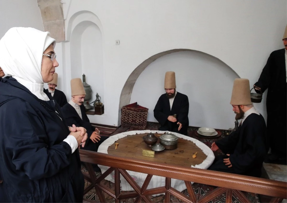 Emine Erdoğan, Afyonkarahisar\'daki Tarihi Cami ve Müzeyi Ziyaret Etti