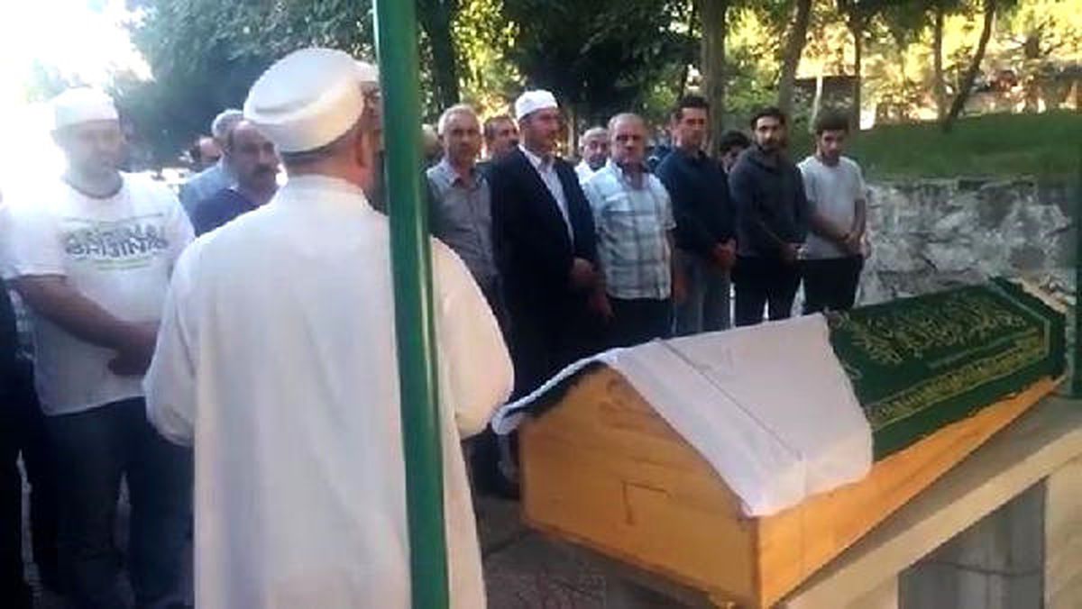 Eşinin 16 Bıçak Darbesiyle Öldürdüğü Kadın Toprağa Verildi
