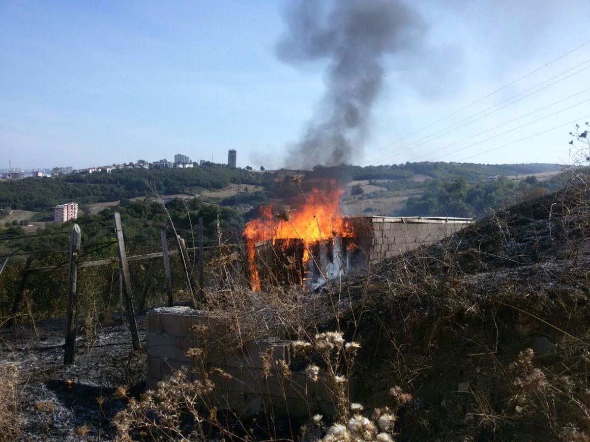 Evlerinden Hortum Çekerek Yangına Müdahale Ettiler