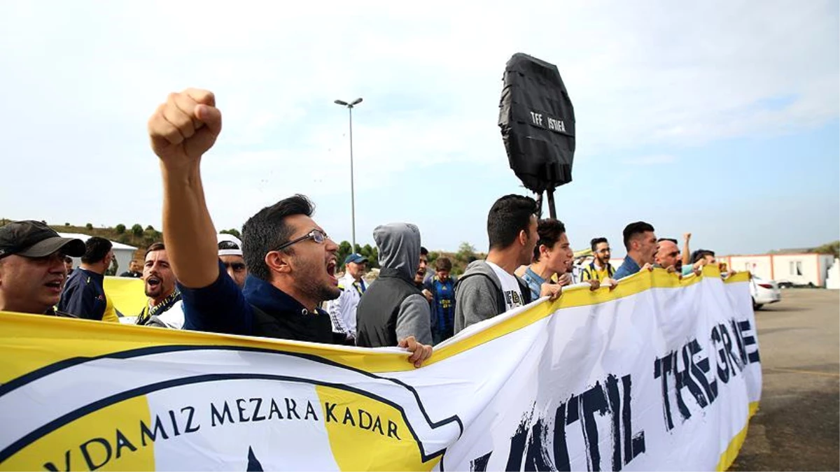 Fenerbahçeli Taraftarlar TFF Binası Önünde Eylem Yaptı